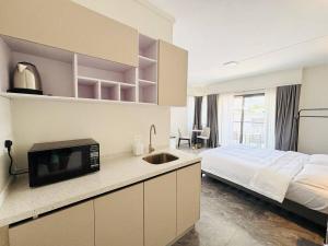 En eller flere senge i et værelse på The Bay Apartment