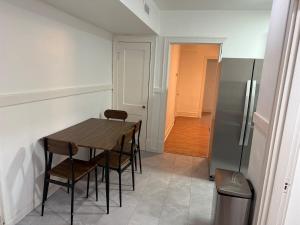 eine Küche mit Tisch und Stühlen und einem Kühlschrank in der Unterkunft Delmar Loop 2-Bedroom Retreat in University City