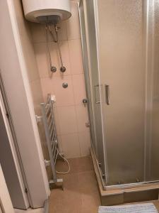 een badkamer met een douchecabine en een toilet bij Agape Downtown in Belgrado +84 foto's