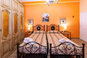 1 dormitorio con 1 cama grande y 2 sillas en Skipper, en San Benedetto del Tronto