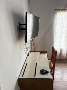 een tv op een houten tafel bij El refugio de los sueños in Duggan