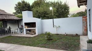 een wit hek voor een huis bij El refugio de los sueños in Duggan