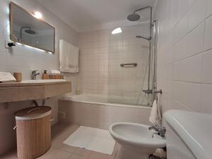 een badkamer met een wastafel, een toilet en een bad bij Refugio Madeira in Caniço +35 foto's