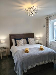 En eller flere senge i et værelse på Modern 4 Bed Highland Home