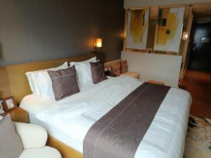 Postel nebo postele na pokoji v ubytování RBR Lux at Novotel Manila Hotel Residences Acqua + 75 fotografií