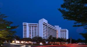 ラゴスにあるEko Hotel Main Buildingの夜間の大きな白い建物