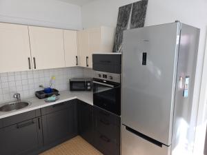 een keuken met een koelkast en een wastafel bij Ferien- und Gästewohnung mit AC in Osterburg Siedlung