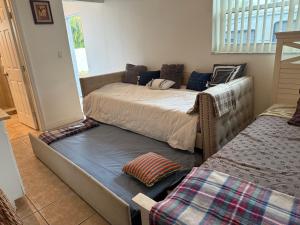 twee bedden in een kamer met een matras bij El Shaddai Faithfully Beach in Hollywood