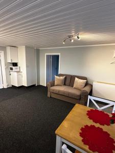 una sala de estar con un sofá y una mesa en Good Apartment's Sälen Transtrand, en Transtrand 1 foto más