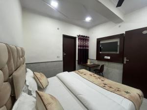 Postel nebo postele na pokoji v ubytování Hotel Royal Palace + 3 fotografie