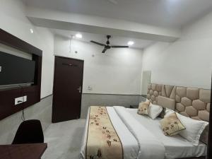 Postel nebo postele na pokoji v ubytování Hotel Royal Palace