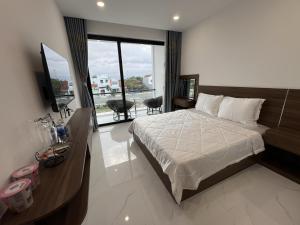 ein Hotelzimmer mit Bett und Balkon in der Unterkunft H99 Homestay  + 15 Fotos