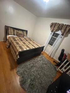 ein Schlafzimmer mit einem Bett, einem Fenster und einem Teppich in der Unterkunft Honey Home in Danville + 40 Fotos