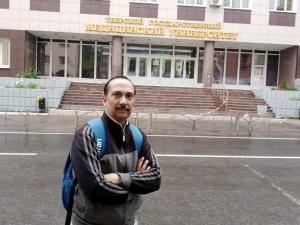Un uomo è in piedi di fronte a un edificio di Paraakhya Education Foundation a Jaipur