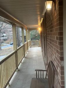 eine Veranda mit einer Bank und einer Ziegelwand in der Unterkunft Honey Home in Danville