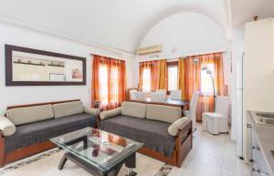 un soggiorno con due divani e un tavolo di Birds Villa Apartments with Heated Pool - Including Car and Breakfast a Perissa