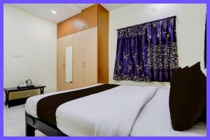 een slaapkamer met een groot wit bed en een raam bij Hotel Royal Heritage Near Lake in Nainital