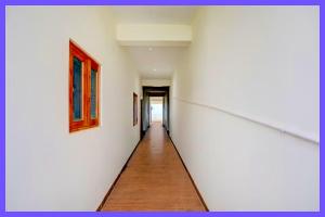 een hal met twee schilderijen aan de muren bij Hotel Royal Heritage Near Lake in Nainital