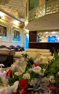 een kamer met stoelen en bloemen in een trein bij Amman Ambiance Hotel  in Amman