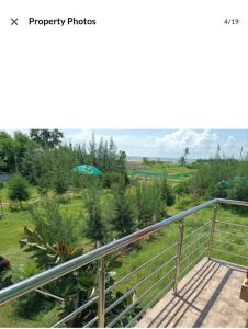balcone con vista su un campo di Regent Resort a Jāmb