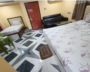 una camera con un letto e un divano. di Regent Resort a Jāmb