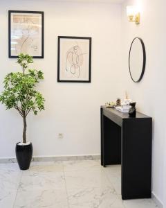 een kamer met een tafel en een plant op een muur bij Mandys Guest House in Yaoundé