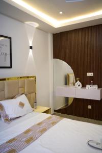 una camera con letto bianco e lavandino di Mandys Guest House a Yaoundé