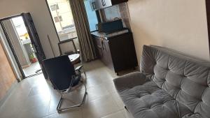 ein Wohnzimmer mit einer Couch und einem Sessel in der Unterkunft Eab APARTMENT in Santeo