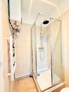 Koupelna v ubytování Le Herriot 3 Hyper Centre 5min de la Gare à pied + 6 fotografií