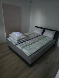 un lit avec deux oreillers dessus dans une chambre dans l'établissement Apartman LENA, à Odžaci