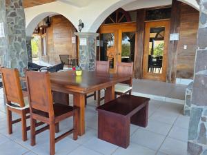 a dining room with a wooden table and chairs at Casona Cocobolo el mejor lugar de Costa Rica in Guanacaste