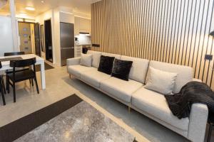 un soggiorno con un divano bianco e un tavolo di Ski Center Alpine Houses A6 a Levi