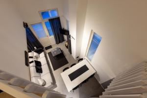 vista sul soffitto di un soggiorno con divano e sedie di Ski Center Alpine Houses A6 a Levi