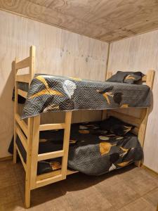 a couple of bunk beds in a room at Hermosa Cabaña en medio de la naturaleza in Los Angeles