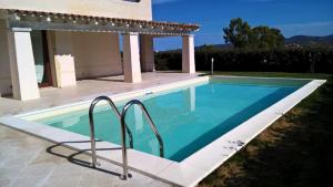 ein Swimmingpool vor einem Haus in der Unterkunft Double Suite in Villa with Private Pool San Teodoro in Monte Petrosu