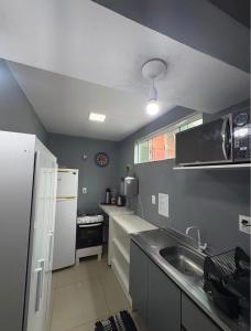 Η κουζίνα ή μικρή κουζίνα στο Quarto Privado Próximo a Praia Brava