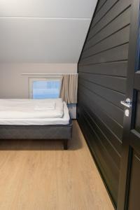 una camera da letto con un letto e un pavimento in legno di Ski Center Alpine Houses A6 a Levi