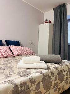 En eller flere senge i et værelse på Casa Acquarello + 1 billede