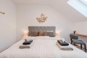 En eller flere senge i et værelse på Alps2sea Suite Apartment