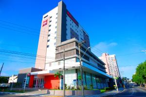 a building with a sign on the side of it at ibis Mogi das Cruzes Shopping in Mogi das Cruzes