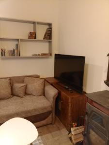 a living room with a couch and a flat screen tv at Apartman "Galerija" in Pirot