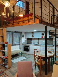 a kitchen and dining room with a loft at Apartman "Galerija" in Pirot