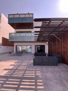 een gebouw met banken en stoelen op een terras bij شالية لابيرلا - درة العروس شاطئ ومسبح خاص in Durat Alarous