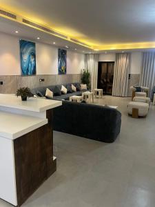 een grote woonkamer met een grote bank en stoelen bij شالية لابيرلا - درة العروس شاطئ ومسبح خاص in Durat Alarous +11 foto's