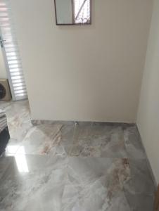 een kamer met een witte muur en een marmeren vloer bij Hostel da Ladeira in Ouro Preto