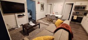 Nhà bếp/bếp nhỏ tại Two Bedroom Serenity with AC- Complimentary Welcome Treats +18 ảnh