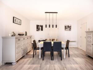 a dining room with a table and chairs at Premieres Loges in Sint-Idesbald