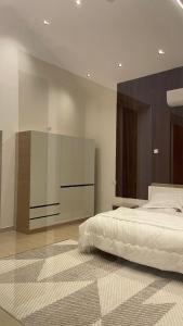 um quarto com uma cama grande e um armário grande em RIVA CHALEt em Badīyah