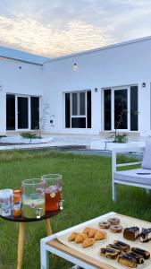 uma mesa com comida e bebidas em cima em RIVA CHALEt em Badīyah