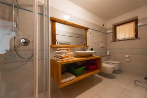 Et badeværelse på Appartamenti Majon Ladina + 42 billeder